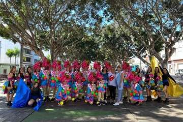  Un animado pasacalle infantil anuncia la magna cabalgata carnavalera de Telde/TA.